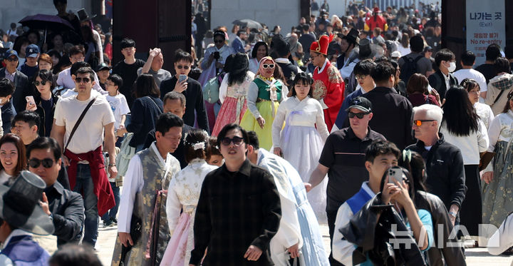 [서울=뉴시스] 추상철 기자 = 완연한 봄날씨를 보인 12일 오후 서울 종로구 경복궁이 외국인 관광객과 나들이객으로 붐비고 있다. 2026.04.12. scchoo@newsis.com