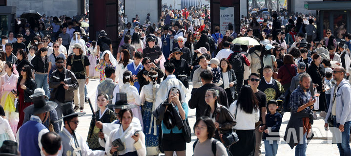 [서울=뉴시스] 추상철 기자 = 완연한 봄날씨를 보인 12일 오후 서울 종로구 경복궁이 외국인 관광객과 나들이객으로 붐비고 있다. 2026.04.12. scchoo@newsis.com