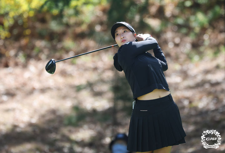 [서울=뉴시스] 이영환 기자 = 12일 경북 구미 골프존카운티 선산에서 열린 iM 금융 오픈 최종라운드, 김시현이 4번홀에서 티샷을 하고 있다. (사진=KLPGA 제공) 2026.04.12. photo@newsis.com *재판매 및 DB 금지