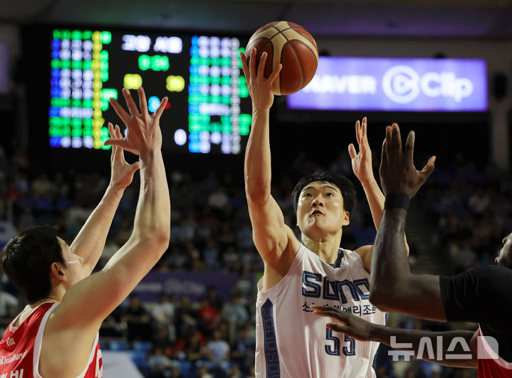 [서울=뉴시스] 홍효식 기자 = 12일 서울 송파구 잠실학생체육관에서 열린 2025-2026 프로농구 6강 플레이오프 1차전 서울 SK와 고양 소노의 경기, 소노 김진유가 레이업슛을 하고 있다. 2026.04.12. yesphoto@newsis.com