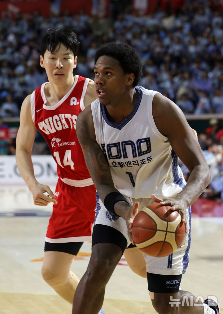 돌파하는 네이던 나이트