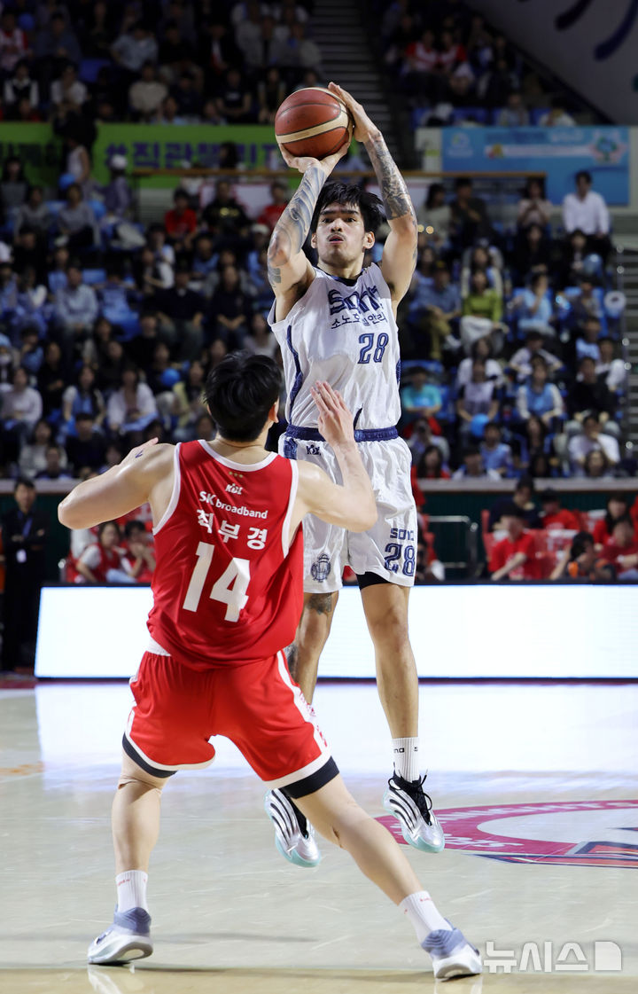 [서울=뉴시스] 홍효식 기자 = 12일 서울 송파구 잠실학생체육관에서 열린 2025-2026 프로농구 6강 플레이오프 1차전 서울 SK와 고양 소노의 경기, 소노 케빈 켐바오가 슛하고 있다. 2026.04.12. yesphoto@newsis.com