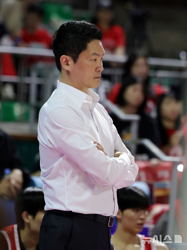 경기 지켜보는 SK 전희철 감독