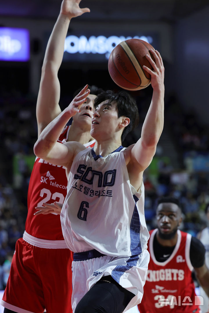 [서울=뉴시스] 홍효식 기자 = 12일 서울 송파구 잠실학생체육관에서 열린 2025-2026 프로농구 6강 플레이오프 1차전 서울 SK와 고양 소노의 경기, 소노 이정현이 슛하고 있다. 2026.04.12. yesphoto@newsis.com