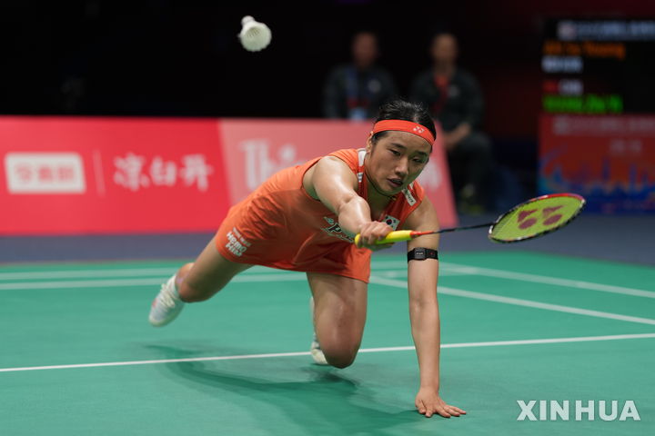 [닝보=신화/뉴시스] 안세영이 12일(현지 시간) 중국 닝보 올림픽 스포츠 센터에서 열린 2026 아시아배드민턴선수권대회 여자 단식 결승에서 중국의 왕즈이와 경기를 펼치고 있다. 2026.04.12.