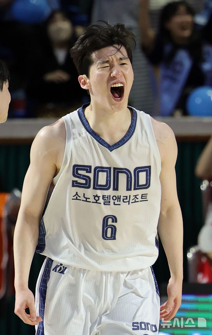 [서울=뉴시스] 홍효식 기자 = 12일 서울 송파구 잠실학생체육관에서 열린 2025-2026 프로농구 6강 플레이오프 1차전 서울 SK와 고양 소노의 경기, 소노 이정현이 득점을 성공한 뒤 포효하고 있다. 2026.04.12. yesphoto@newsis.com