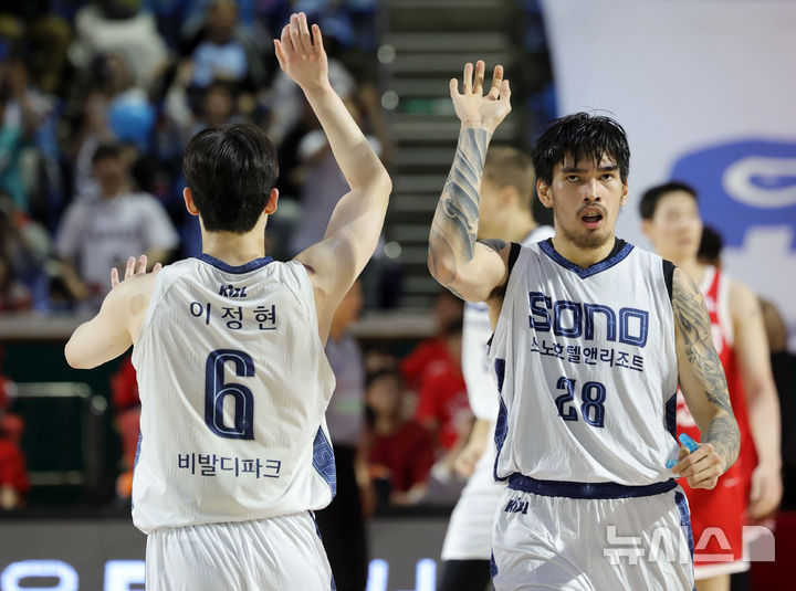 [서울=뉴시스] 홍효식 기자 = 12일 서울 송파구 잠실학생체육관에서 열린 2025-2026 프로농구 6강 플레이오프 1차전 서울 SK와 고양 소노의 경기, 소노 이정현과 케빈 켐바오가 하이파이브 하고 있다. 2026.04.12. yesphoto@newsis.com