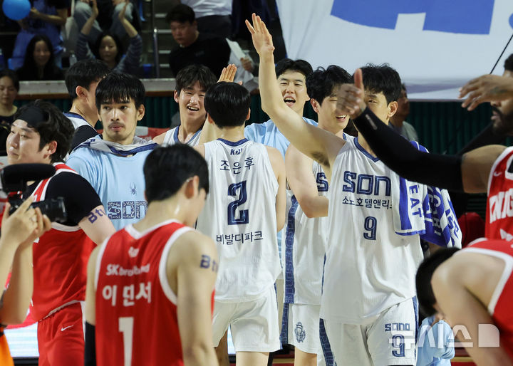 [서울=뉴시스] 홍효식 기자 = 12일 서울 송파구 잠실학생체육관에서 열린 2025-2026 프로농구 6강 플레이오프 1차전 서울 SK와 고양 소노의 경기, 76-105로 승리한 소노 선수들이 기뻐하고 있다. 2026.04.12. yesphoto@newsis.com