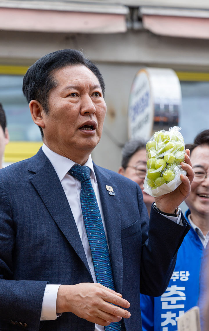 [서울=뉴시스] 고승민 기자 = 정청래 더불어민주당 대표가 12일 강원 춘천풍물시장을 방문, 청포도를 들어 보이며 발언하고 있다. (사진=더불어민주당 제공) 2026.04.12. photo@newsis.com *재판매 및 DB 금지