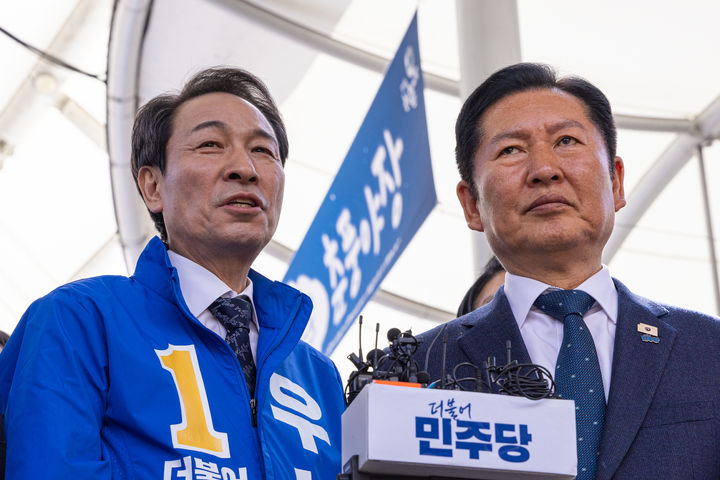 [서울=뉴시스] 고승민 기자 = 정청래 더불어민주당 대표와 우상호 강원도지사 후보가 12일 강원 춘천풍물시장을 방문, 취재진 질문에 답하고 있다. (사진=더불어민주당 제공) 2026.04.12. photo@newsis.com *재판매 및 DB 금지