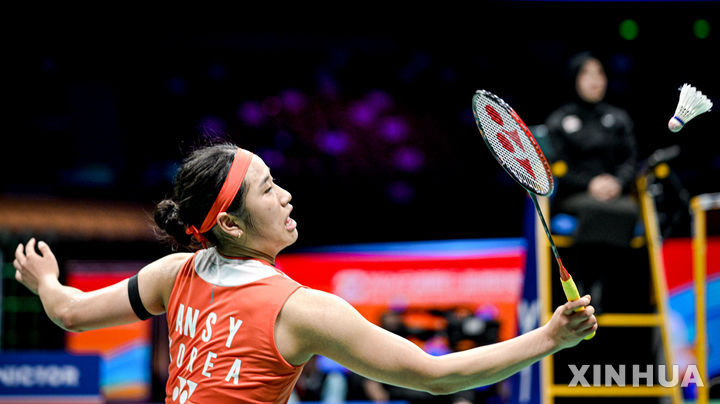 [닝보=신화/뉴시스] 안세영이 12일(현지 시간) 중국 닝보 올림픽 스포츠 센터에서 열린 2026 아시아배드민턴선수권대회 여자 단식 결승에서 중국의 왕즈이와 경기를 펼치고 있다. 2026.04.12.