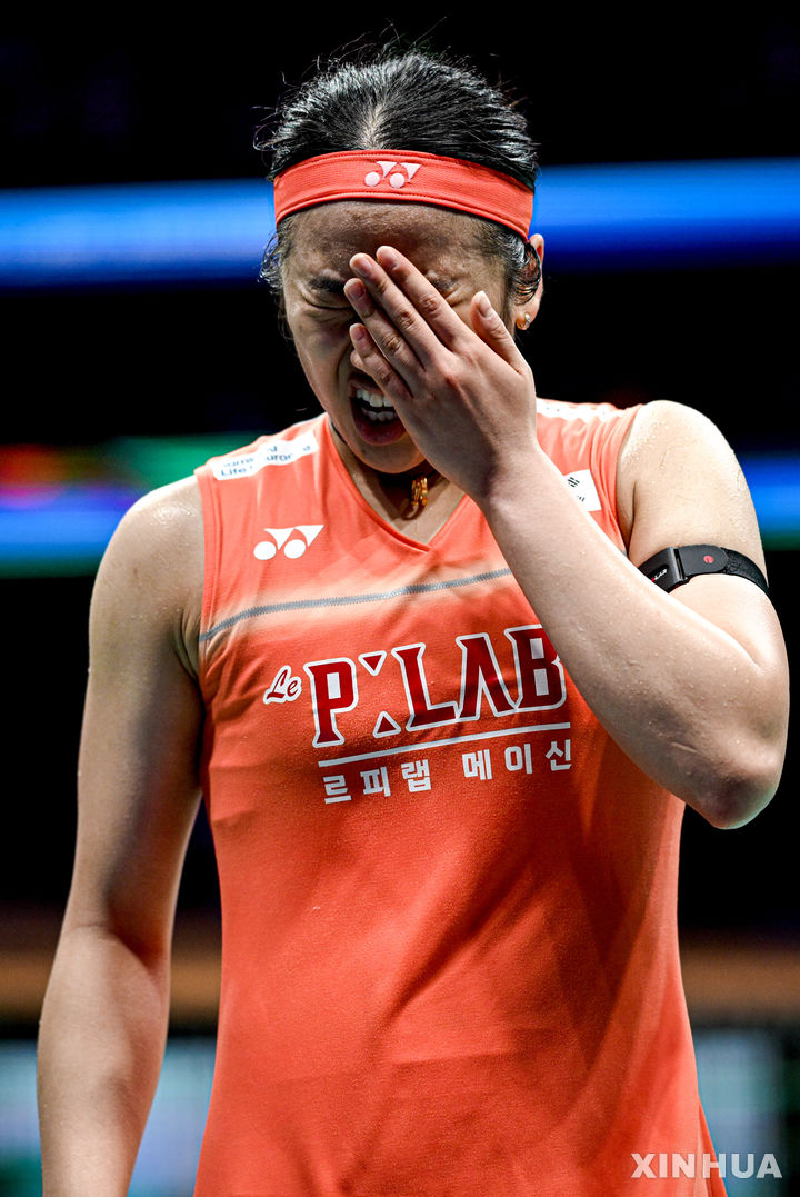 [닝보=신화/뉴시스] 안세영이 12일(현지 시간) 중국 닝보 올림픽 스포츠 센터에서 열린 2026 아시아배드민턴선수권대회 여자 단식 결승 중국 왕즈이와의 경기에서 얼굴을 만지고 있다. 2026.04.12.