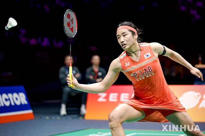 [닝보=신화/뉴시스] 안세영이 12일(현지 시간) 중국 닝보 올림픽 스포츠 센터에서 열린 2026 아시아배드민턴선수권대회 여자 단식 결승에서 중국의 왕즈이와 경기를 펼치고 있다. 2026.04.12.