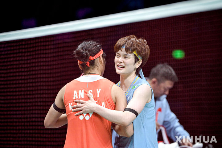[닝보=신화/뉴시스] 안세영(왼쪽)과 왕즈이가 12일(현지 시간) 중국 닝보 올림픽 스포츠 센터에서 열린 2026 아시아배드민턴선수권대회 여자 단식 결승전 종료 후 인사를 나누고 있다.안세영은 이날 경기에서 왕즈이를 2-1로 꺾고 우승을 차지했다. 2026.04.12.
