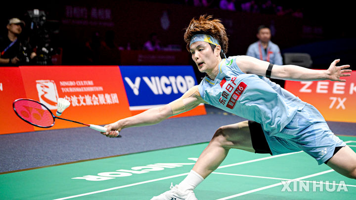 [닝보=신화/뉴시스] 왕즈이가 12일(현지 시간) 중국 닝보 올림픽 스포츠 센터에서 열린 2026 아시아배드민턴선수권대회 여자 단식 결승에서 한국의 안세영과 경기를 펼치고 있다. 2026.04.12.