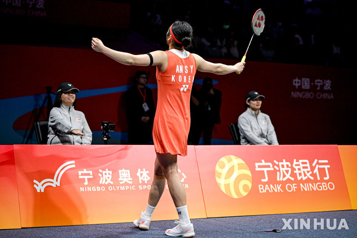 [닝보=신화/뉴시스] 안세영이 12일(현지 시간) 중국 닝보 올림픽 스포츠 센터에서 열린 2026 아시아배드민턴선수권대회 여자 단식 결승에서 중국의 왕즈이를 꺾고 우승을 차지한 후 기뻐하고 있다. 2026.04.12.