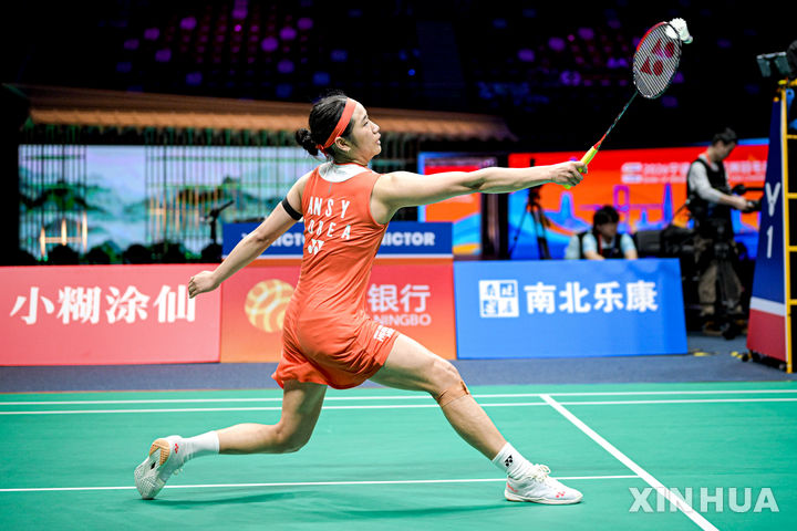 [닝보=신화/뉴시스] 안세영이 12일(현지 시간) 중국 닝보 올림픽 스포츠 센터에서 열린 2026 아시아배드민턴선수권대회 여자 단식 결승에서 중국의 왕즈이와 경기를 펼치고 있다. 2026.04.12.