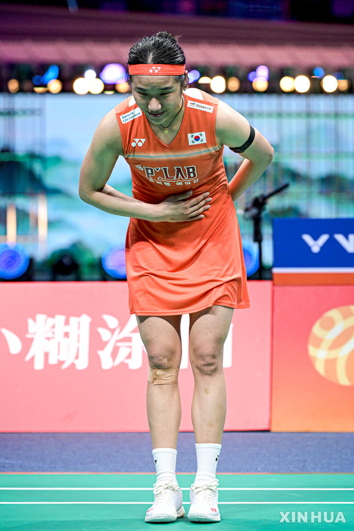 [닝보=신화/뉴시스] 안세영이 12일(현지 시간) 중국 닝보 올림픽 스포츠 센터에서 열린 2026 아시아배드민턴선수권대회 여자 단식 결승에서 중국의 왕즈이를 꺾은 후 관중에게 인사를 하고 있다. 2026.04.12.