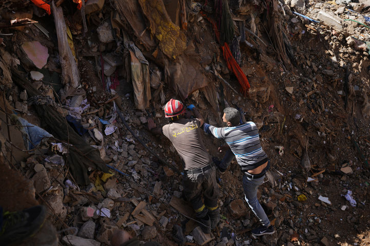 [베이루트=AP/뉴시스] 12일(현지 시간) 레바논 베이루트 중심부에서 민방위대원과 한 주민이 지난 8일 이스라엘 공습으로 실종된 사람을 찾기 위해 파괴된 건물 잔해를 수색하고 있다. 2026.04.13.
