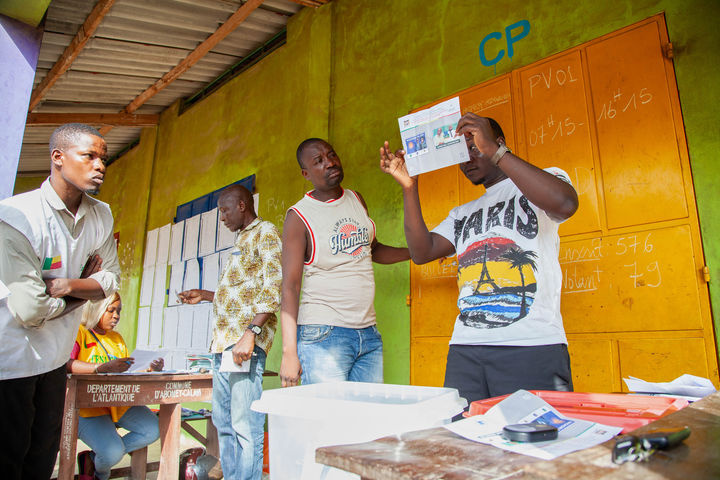  [코토누= AP/뉴시스] 4월 12일 치러진 서아프리카 베냉의 대통령선거 관리위원이 이 날 투표가 끝난 뒤 개표작업을 시작하고 있다.&nbsp; 2026. 04. 26.&nbsp; 