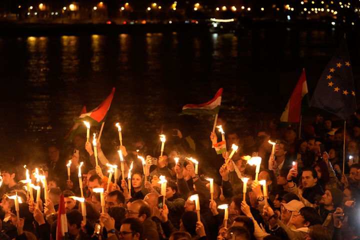 [부다페스트=AP/뉴시스] 12일(현지 시간) 헝가리 부다페스트 거리에서 총선 부분 개표 결과 발표를 접한 티서당 지지자들이 환호하고 있다. 헝가리 총선에서 야당인 티서당이 압도적으로 승리한 것으로 나타났다. 패배를 인정한 피데스당의 빅토르 오르반 현 총리는 16년 만에 총리직에서 물러나게 됐다. 2026.04.13.