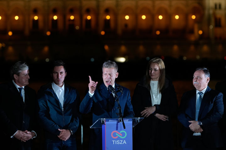 [부다페스트=AP/뉴시스] 페테르 머저르 헝가리 티서당 대표가 12일(현지 시간) 부다페스트에서 총선 승리를 선언하며 지지자들에게 연설하고 있다. 2026.04.13.