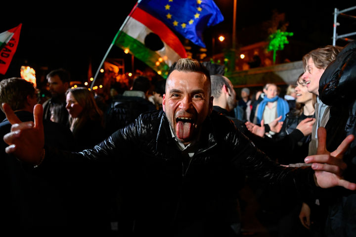 [부다페스트=AP/뉴시스] 12일(현지 시간) 헝가리 부다페스트 거리에서 총선 부분 개표 결과 발표를 접한 한 남성이 환호하고 있다. 헝가리 총선에서 야당인 티서당이 압도적으로 승리한 것으로 나타났다. 패배를 인정한 피데스당의 빅토르 오르반 현 총리는 16년 만에 총리직에서 물러나게 됐다. 2026.04.13.