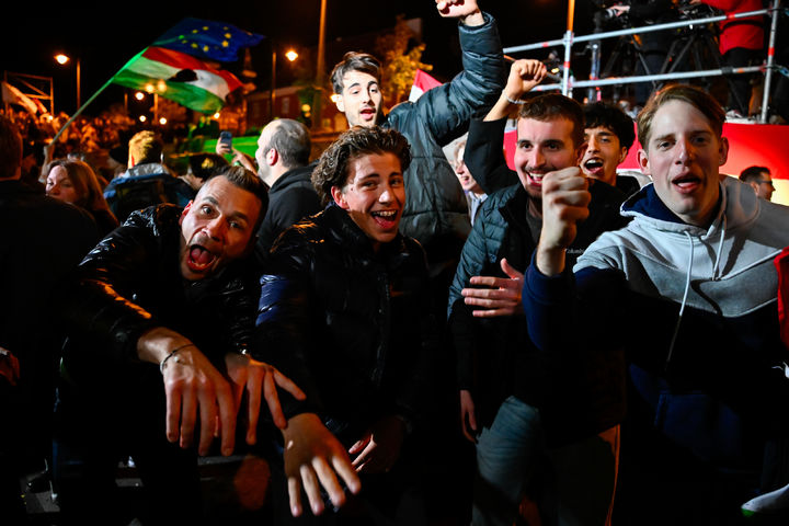 [부다페스트=AP/뉴시스] 12일(현지 시간) 헝가리 부다페스트 거리에서 총선 부분 개표 결과 발표를 접한 시민들이 환호하고 있다. 헝가리 총선에서 야당인 티서당이 압도적으로 승리한 것으로 나타났다. 패배를 인정한 피데스당의 빅토르 오르반 현 총리는 16년 만에 총리직에서 물러나게 됐다. 2026.04.13.