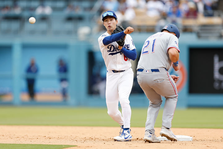 [로스앤젤레스=AP/뉴시스] LA 다저스 유격수 김혜성이 12일(현지 시간) 미 캘리포니아주 로스앤젤레스 다저 스타디움에서 열린 2026 MLB 텍사스 레인저스와 경기 7회 초 병살 수비를 하고 있다. 김혜성은 2타수 1삼진 무안타를 기록했고, 다저스는 2-5로 패했다. 2026.04.13.