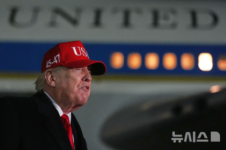 [메릴랜드주=AP/뉴시스] 도널드 트럼프 미국 대통령이 12일(현지 시간) 메릴랜드주 앤드루스 합동 기지에서 기자들과 만나 발언하고 있다. 2026.04.13.