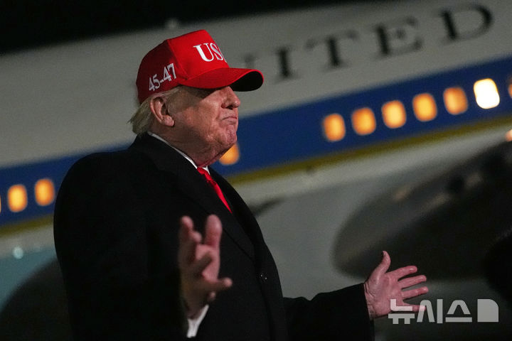 [메릴랜드주=AP/뉴시스] 도널드 트럼프 미국 대통령이 12일(현지 시간) 메릴랜드주 앤드루스 합동 기지에서 기자들과 만나 발언하고 있다. 2026.04.13.