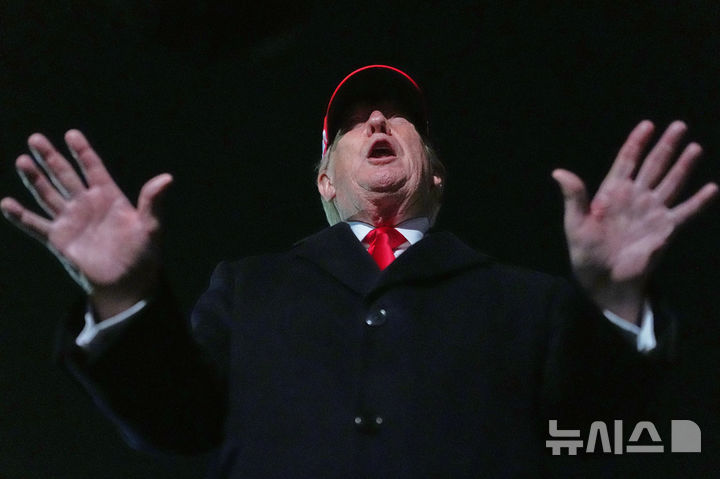 [메릴랜드주=AP/뉴시스] 도널드 트럼프 미국 대통령이 12일(현지 시간) 메릴랜드주 앤드루스 합동 기지에서 기자들과 만나 발언하고 있다. 2026.04.13.