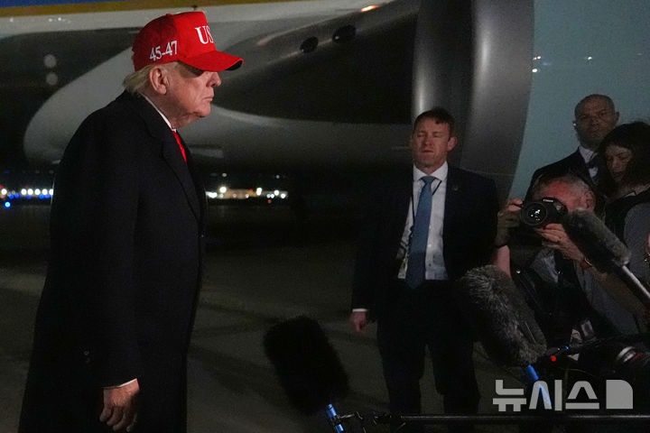 [메릴랜드주=AP/뉴시스] 도널드 트럼프 미국 대통령이 12일(현지 시간) 메릴랜드주 앤드루스 합동 기지에서 기자들과 만나 발언하고 있다. 2026.04.13.