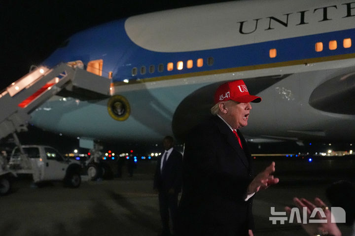 [메릴랜드주=AP/뉴시스] 도널드 트럼프 미국 대통령이 12일(현지 시간) 메릴랜드주 앤드루스 합동 기지에서 기자들과 만나 발언하고 있다. 2026.04.13.