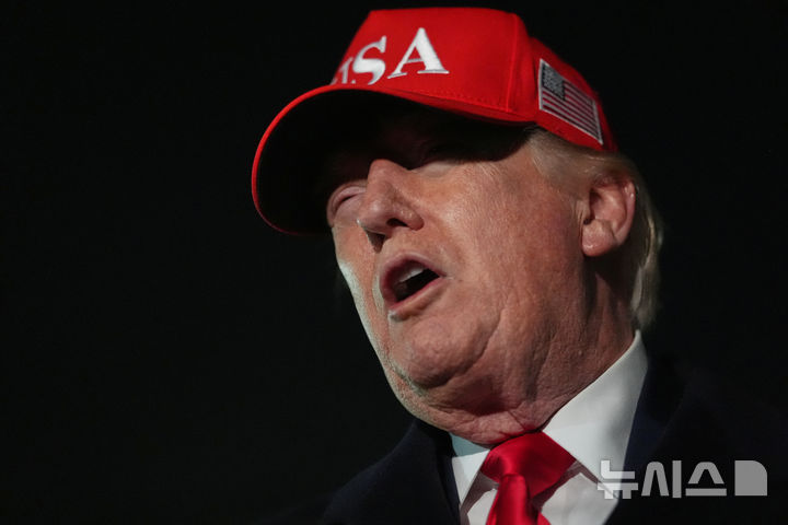 [메릴랜드주=AP/뉴시스] 도널드 트럼프 미국 대통령이 12일(현지 시간) 메릴랜드주 앤드루스 합동 기지에서 기자들과 만나 발언하고 있다. 2026.04.13.