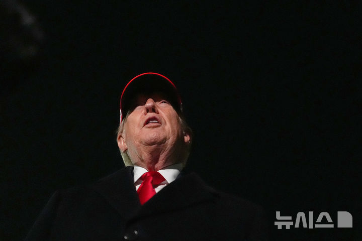 [메릴랜드주=AP/뉴시스] 도널드 트럼프 미국 대통령이 12일(현지 시간) 메릴랜드주 앤드루스 합동 기지에서 기자들과 만나 발언하고 있다. 2026.04.13.