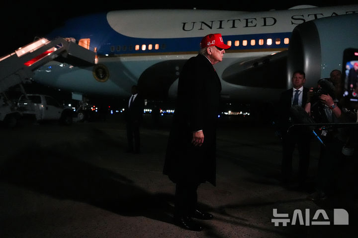 [메릴랜드주=AP/뉴시스] 도널드 트럼프 미국 대통령이 12일(현지 시간) 메릴랜드주 앤드루스 합동 기지에서 기자들과 만나 발언하고 있다. 2026.04.13.