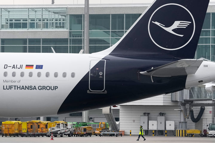 [뮌헨=AP/뉴시스] 독일 뮌헨에서 루프트한자 조종사들이 이틀간의 파업을 벌이는 가운데, 한 공항 직원이 공항 내 루프트한자 항공기 옆을 지나가고 있다. 2026.04.13.