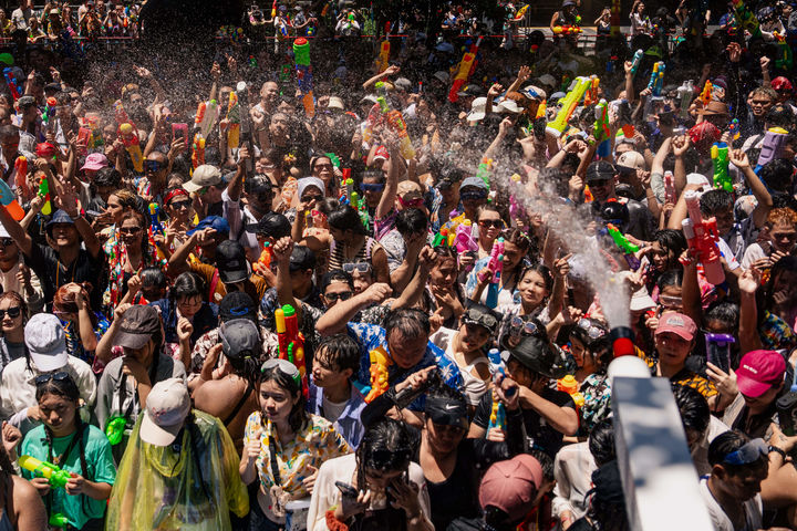 [쁘라친부리=AP/뉴시스] 13일(현지 시간) 태국 쁘라친부리에서 태국 새해를 기념해 열린 송크란 물 축제 기간에 참가한 참가자들이 물을 뿌리고 있다. 2026.04.14.