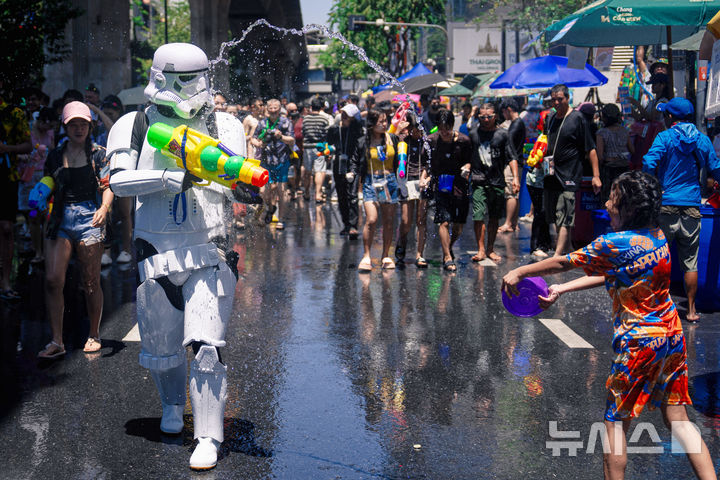 [쁘라친부리=AP/뉴시스] 13일(현지 시간) 태국 쁘라친부리에서 태국 새해를 기념해 열린 송크란 물 축제 기간에 참가한 참가자들이 물을 뿌리고 있다. 2026.04.14.