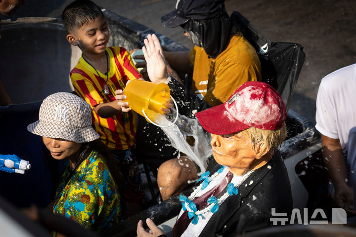 [쁘라친부리=AP/뉴시스] 13일(현지 시간) 태국 쁘라친부리에서 태국 새해를 기념해 열린 송크란 물 축제 기간에 참가한 참가자들이 물을 뿌리고 있다. 2026.04.14.