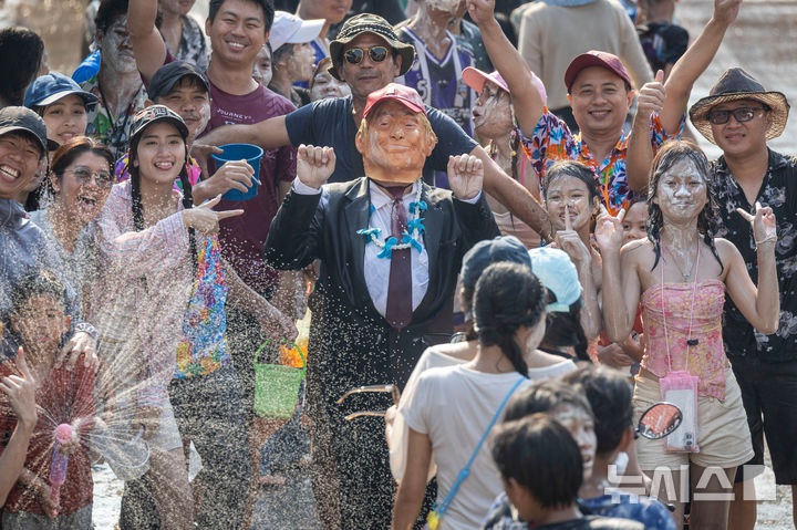 [쁘라친부리=AP/뉴시스] 13일(현지 시간) 태국 쁘라친부리에서 태국 새해를 기념해 열린 송크란 물 축제 기간에 참가한 참가자들이 물을 뿌리고 있다. 2026.04.14.