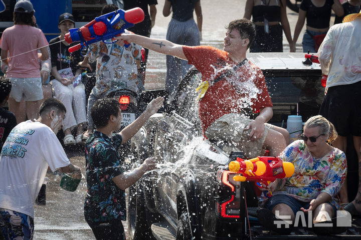 [쁘라친부리=AP/뉴시스] 13일(현지 시간) 태국 쁘라친부리에서 태국 새해를 기념해 열린 송크란 물 축제 기간에 참가한 참가자들이 물을 뿌리고 있다. 2026.04.14.
