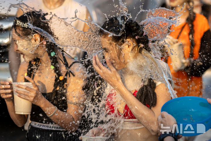 [쁘라친부리=AP/뉴시스] 13일(현지 시간) 태국 쁘라친부리에서 태국 새해를 기념해 열린 송크란 물 축제 기간에 참가한 참가자들이 물세례를 맞고 있다. 2026.04.14.