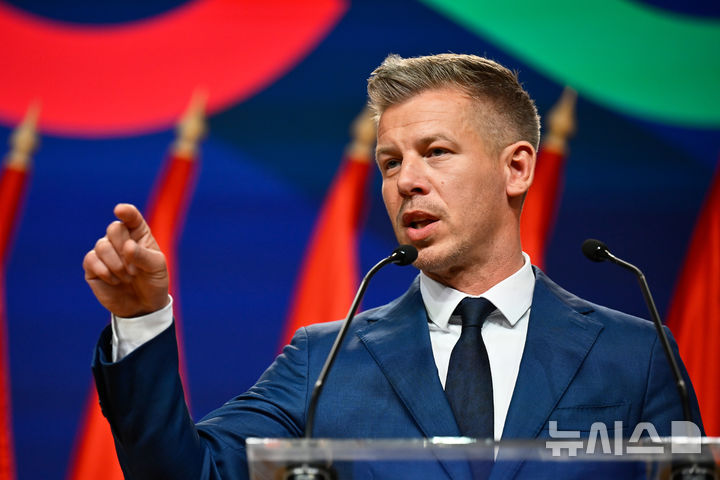 [부다페스트=AP/뉴시스] 12일 헝가리 총선에서 압승한 티서당의 페테르 머저르 대표(45)가 13일 부다페스트 헝엑스포 컨벤션 및 전시센터에서 기자회견을 갖고 자신의 집권 구상을 밝히고 있다.2026.04.14. 