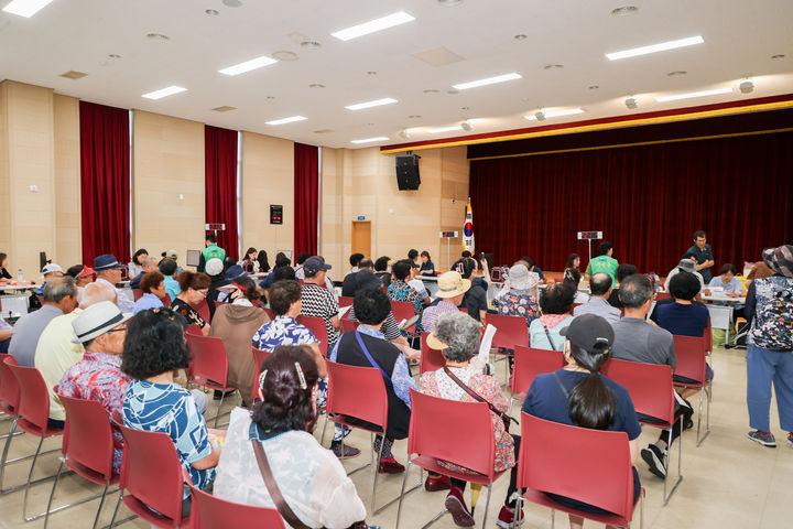 [고성=뉴시스] 신정철 기자= 경남 고성군이 지난 8일, 파격적인 전 군민 1인당 30만 원의 민생활력지원금 지급을 발표하자 인근 시·군이 술렁이고 있다. 사진은 지난해 고성군의 민생회복소비쿠폰 지급 모습.(사진=뉴시스DB).2026.04.13. sin@newsis.com *재판매 및 DB 금지