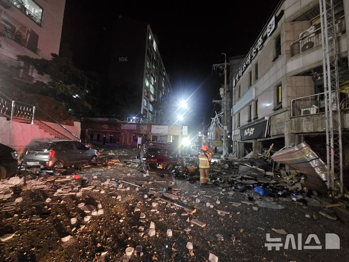 [청주=뉴시스] 13일 오전 4시께 청주시 흥덕구 봉명동의 2층짜리 상가에서 폭발 사고가 발생해 잔해물들이 바닥에 널브러져 있다. (사진=청주서부소방서 제공) 2026.04.13. photo@newsis.com