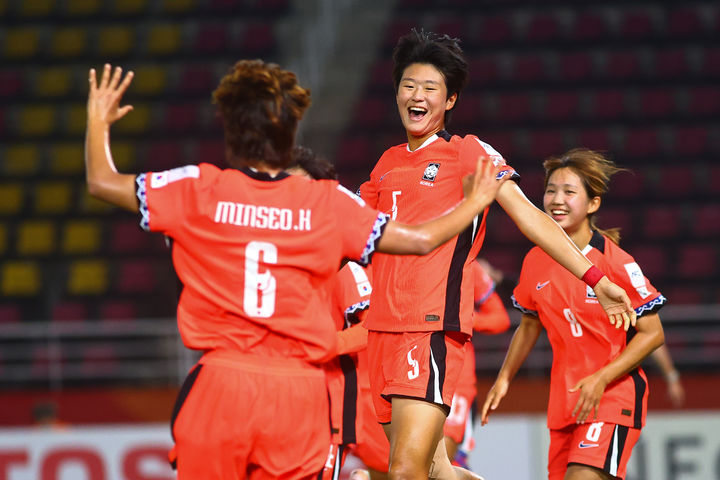 [서울=뉴시스]U-20 여자축구대표팀, 태국 꺾고 월드컵 본선 진출. (사진=대한축구협회 제공)