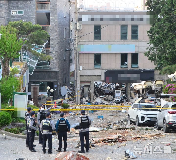 [청주=뉴시스] 서주영 기자 = 13일 새벽 충북 청주시 흥덕구 봉명동의 한 상가에서 가스폭발로 추정되는 사고가 발생해 건물이 파손돼 있다. 2026.04.13. juyeong@newsis.com *재판매 및 DB 금지