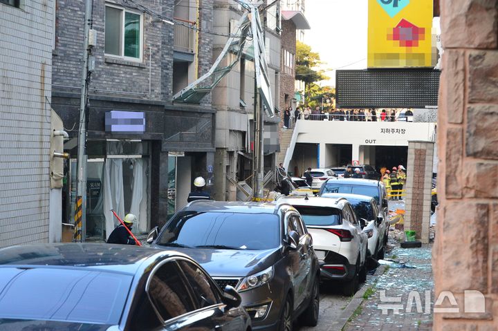 [청주=뉴시스] 서주영 기자 = 13일 새벽 충북 청주시 흥덕구 봉명동의 한 상가에서 가스폭발로 추정되는 사고가 발생해 건물이 파손돼 있다. 2026.04.13. juyeong@newsis.com 